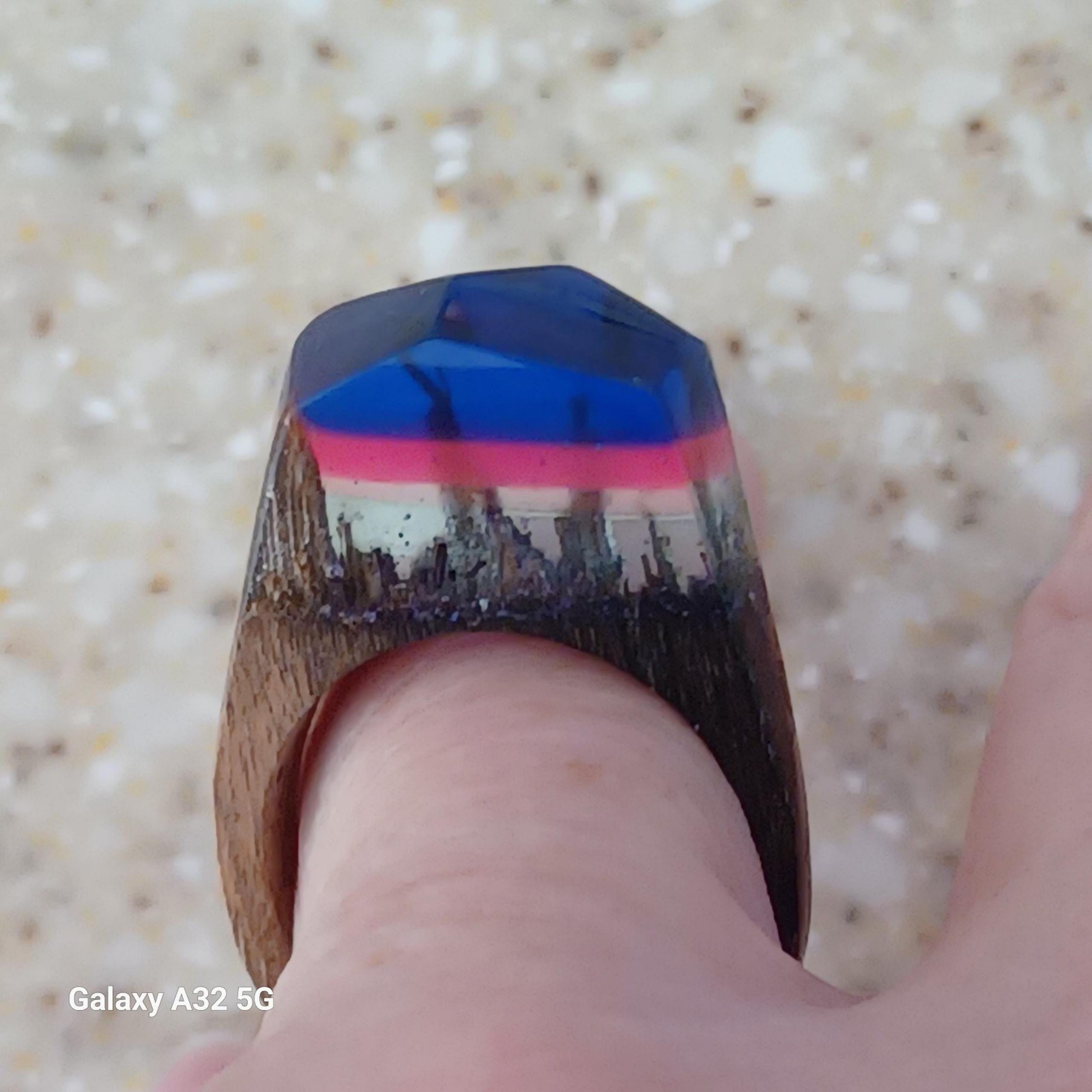Vtg.Very Unique Wood & Resin landscaping ring- sz9