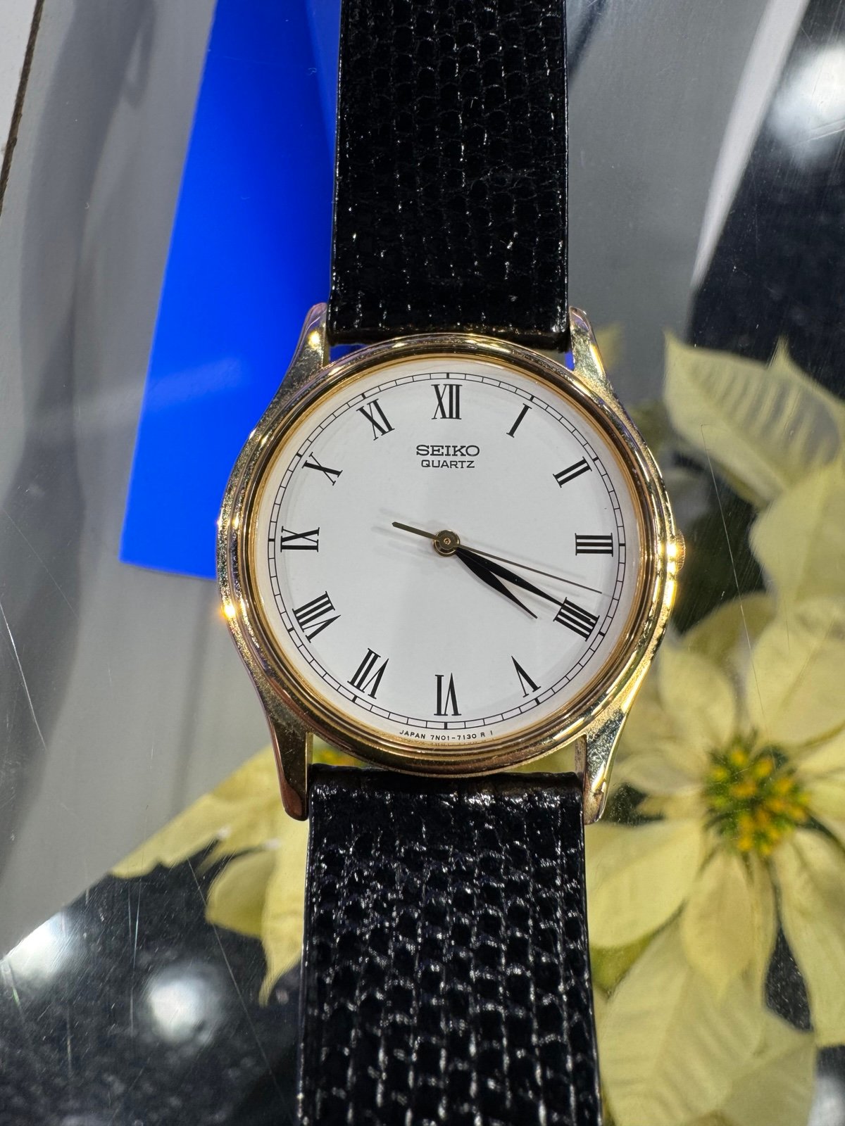 Seiko 33mm unisex watch gold bezel needs battery