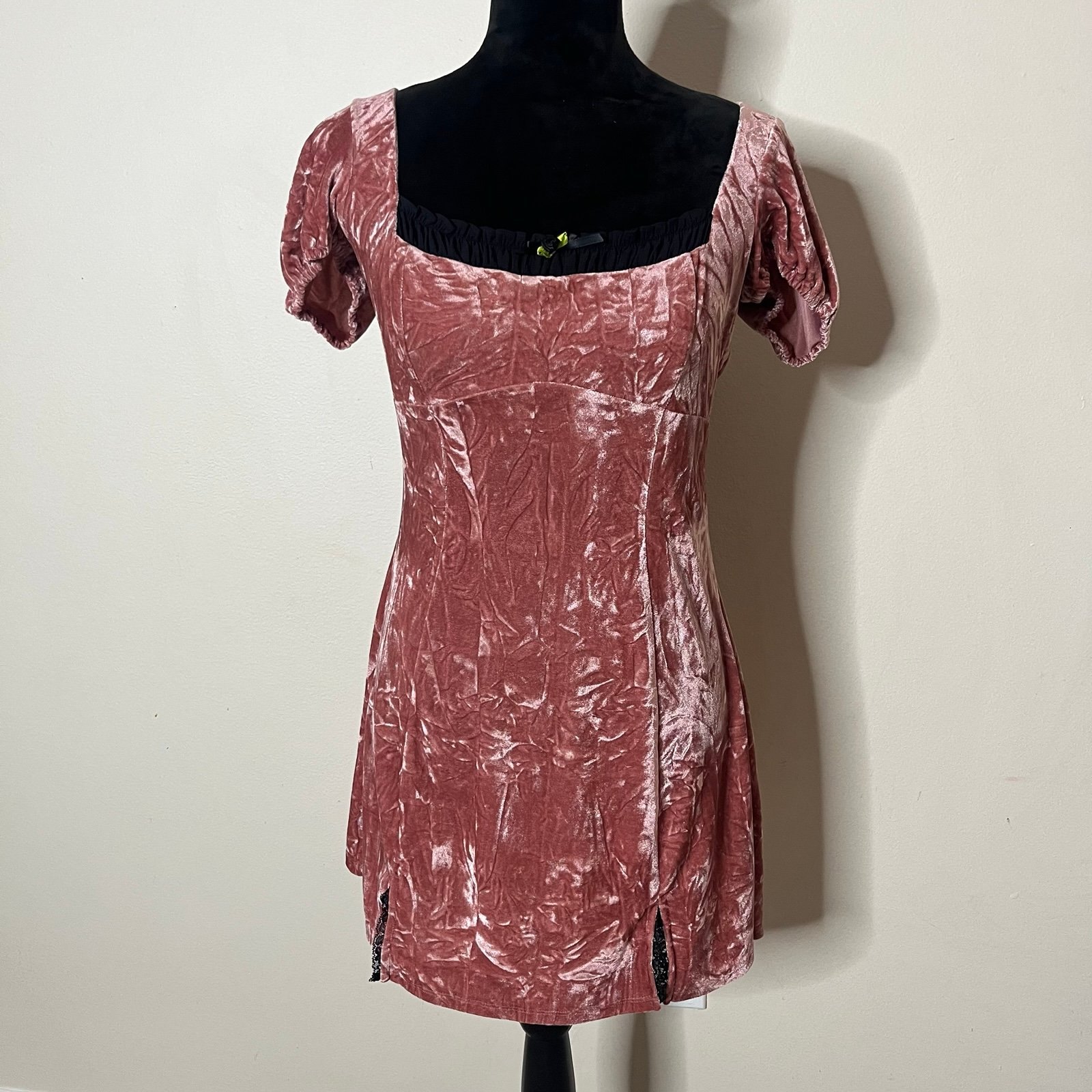 Kimchi Blue Urban Outfitters Women’s Pink Velvet Tie Back Mini Dress Sz M