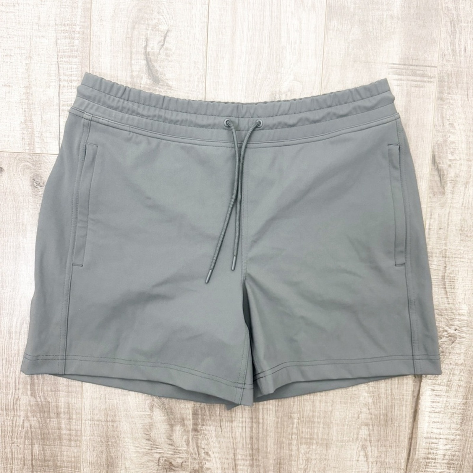 Aritzia TNA Action Light Gray Athletic Shorts Size Medium
