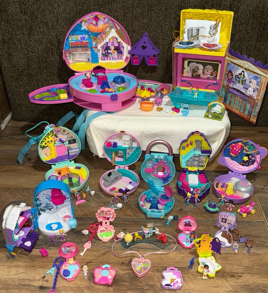 Large Polly pocket mini compact lot with cases dolls & accessories and tiny sets