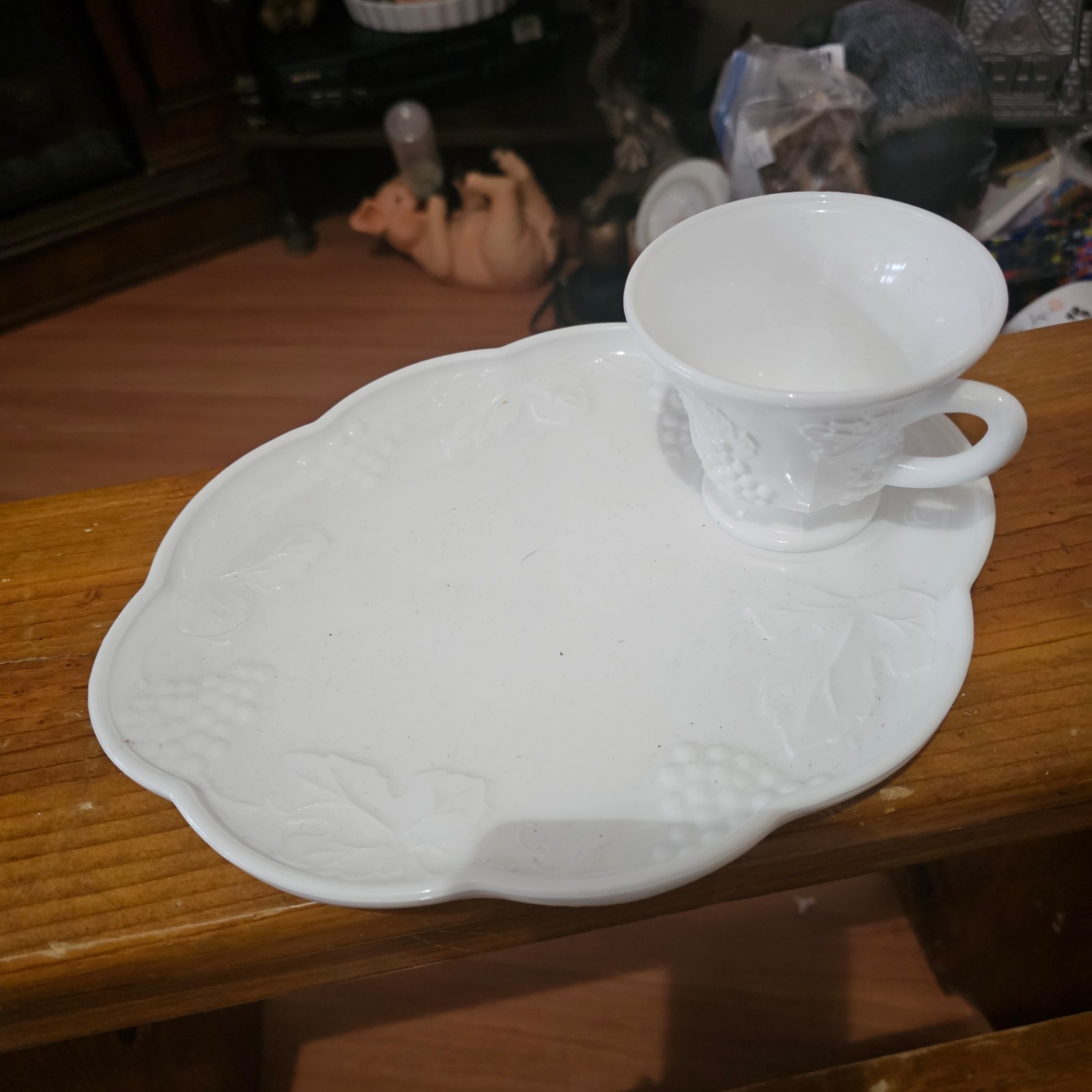 Colony Harvest Milk Glass Snack Set Vintage 8 Pc Luncheon 4 Plates & 4 Cups