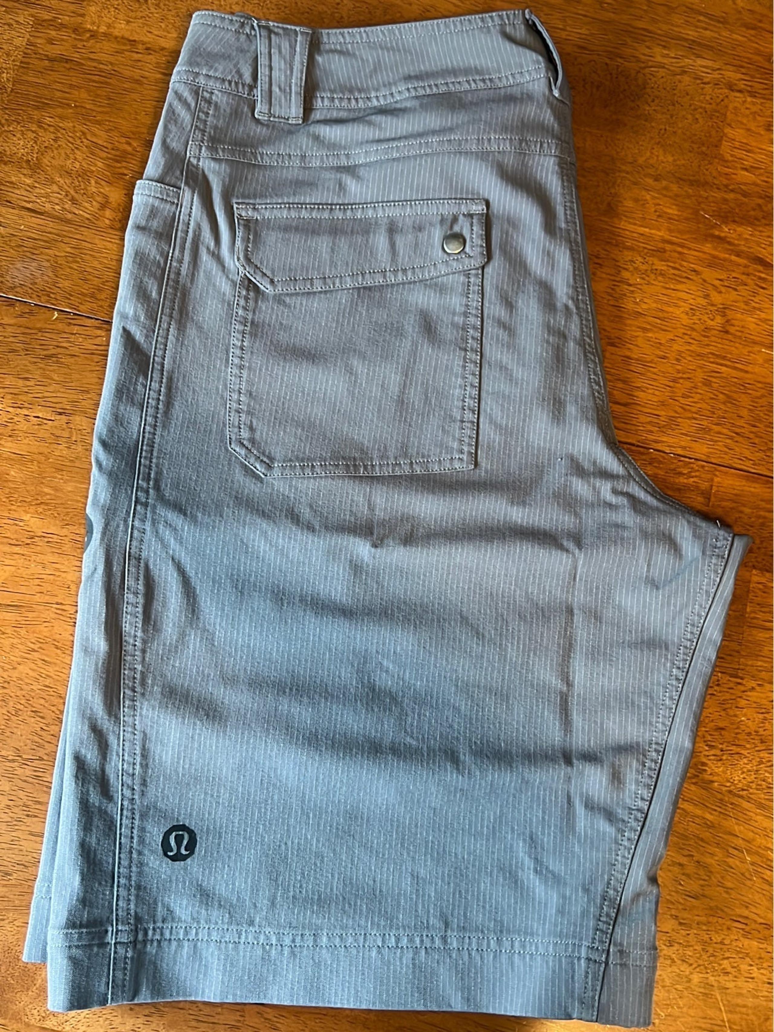 LULULEMON Gray Micro Stripe Cargo Shorts Mens Size 38