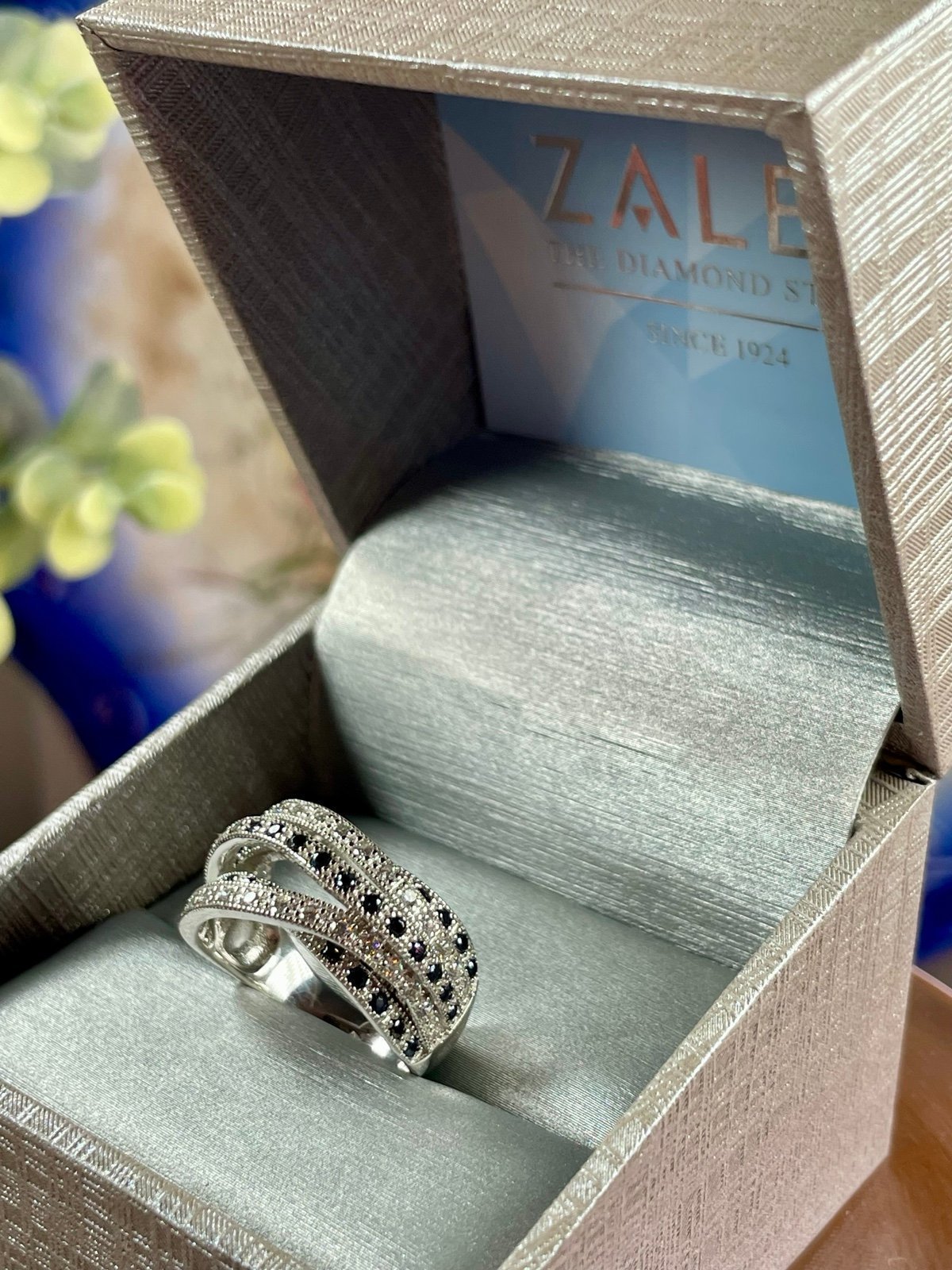 ZALES 3CT BLACK-WHITE SAPPHIRE SILVER RING. Size 6
