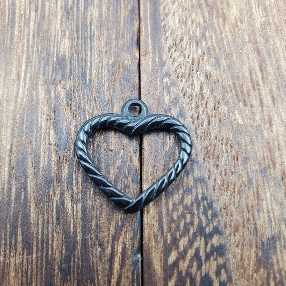 Hallows eve openwork heart necklace pendant
