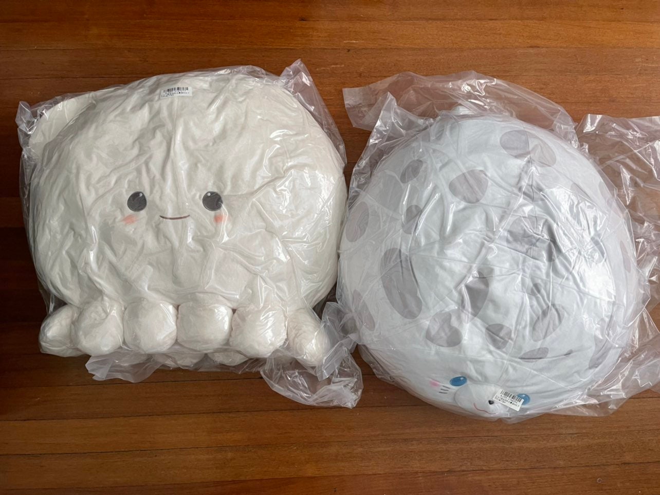 Toreba Exclusive Round Squid Plush & Round Seal BUNDLE