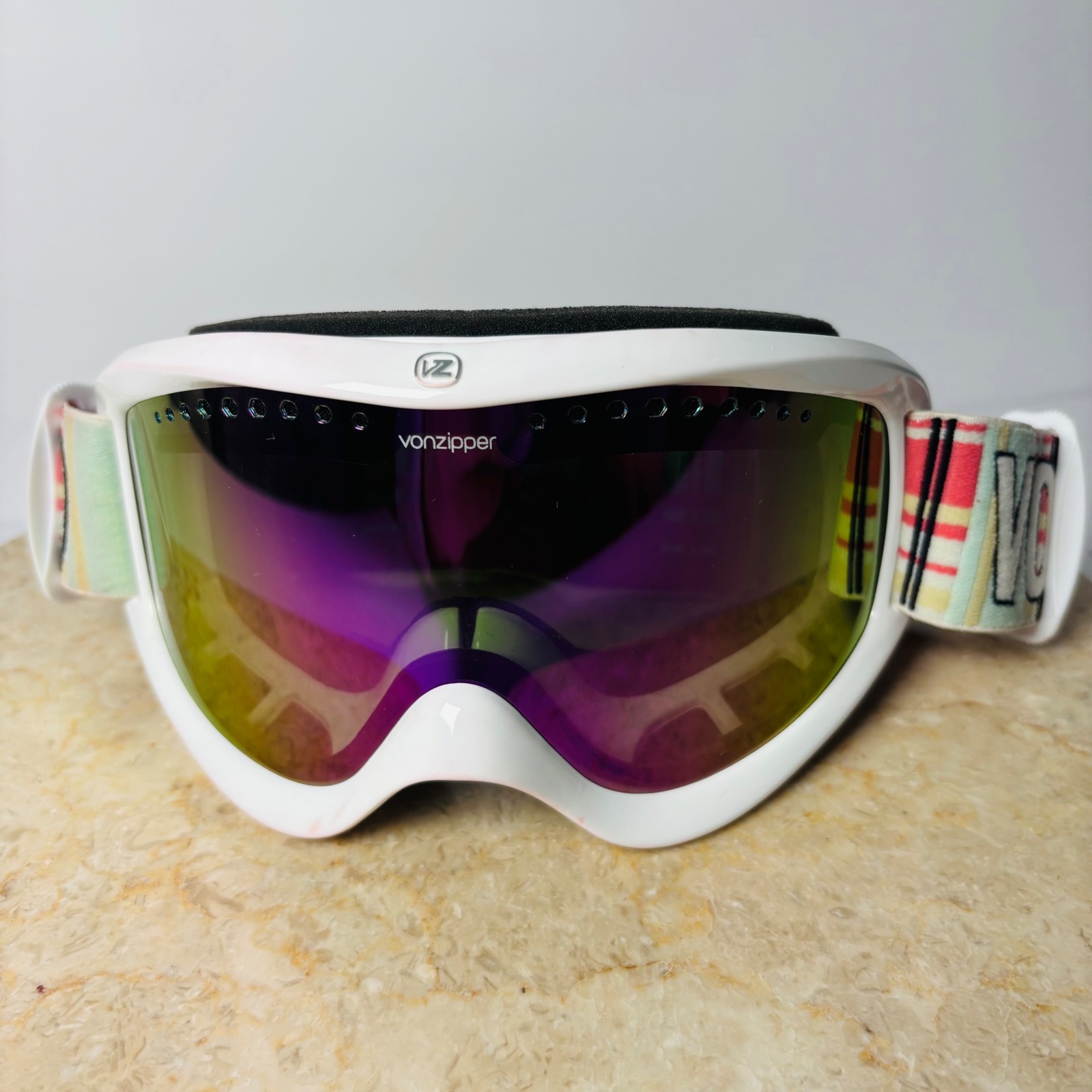 Von Zipper Womens Sizzle Snow Goggle Candy Stripe White Smoke Pink Irridescent