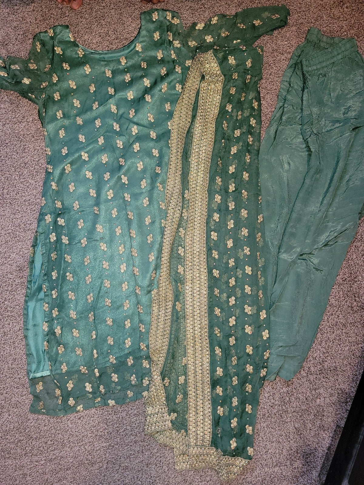 Pakistani shalwar kameez