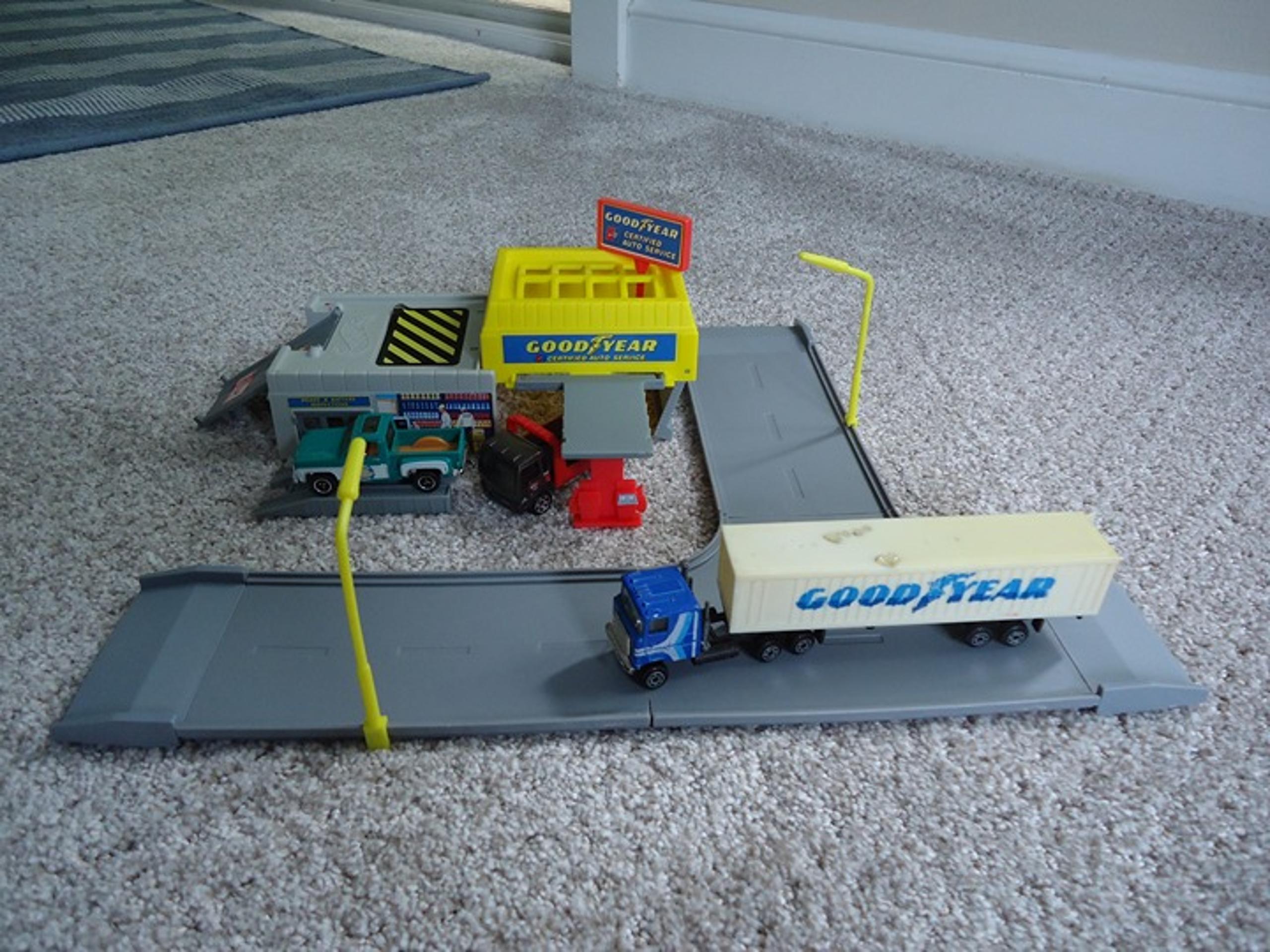 Mattel Hot Wheels Goodyear Certified Auto Playset 1996