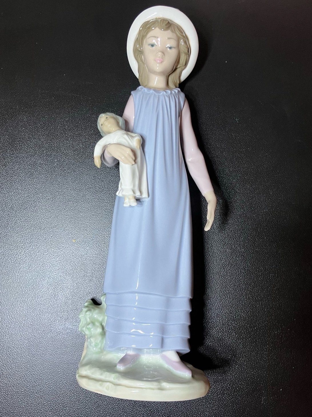 LLADRO #5045 Belinda with Her Doll 11” Retired. Mint Condition. No Box