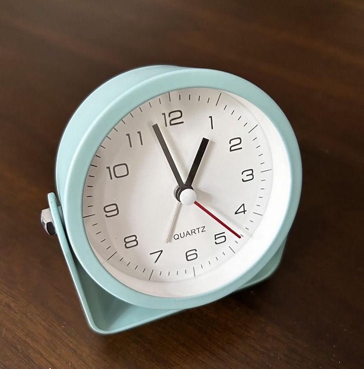 3.5 Inch Small Analog Alarm Clocks, Battery Operated Desk Clock