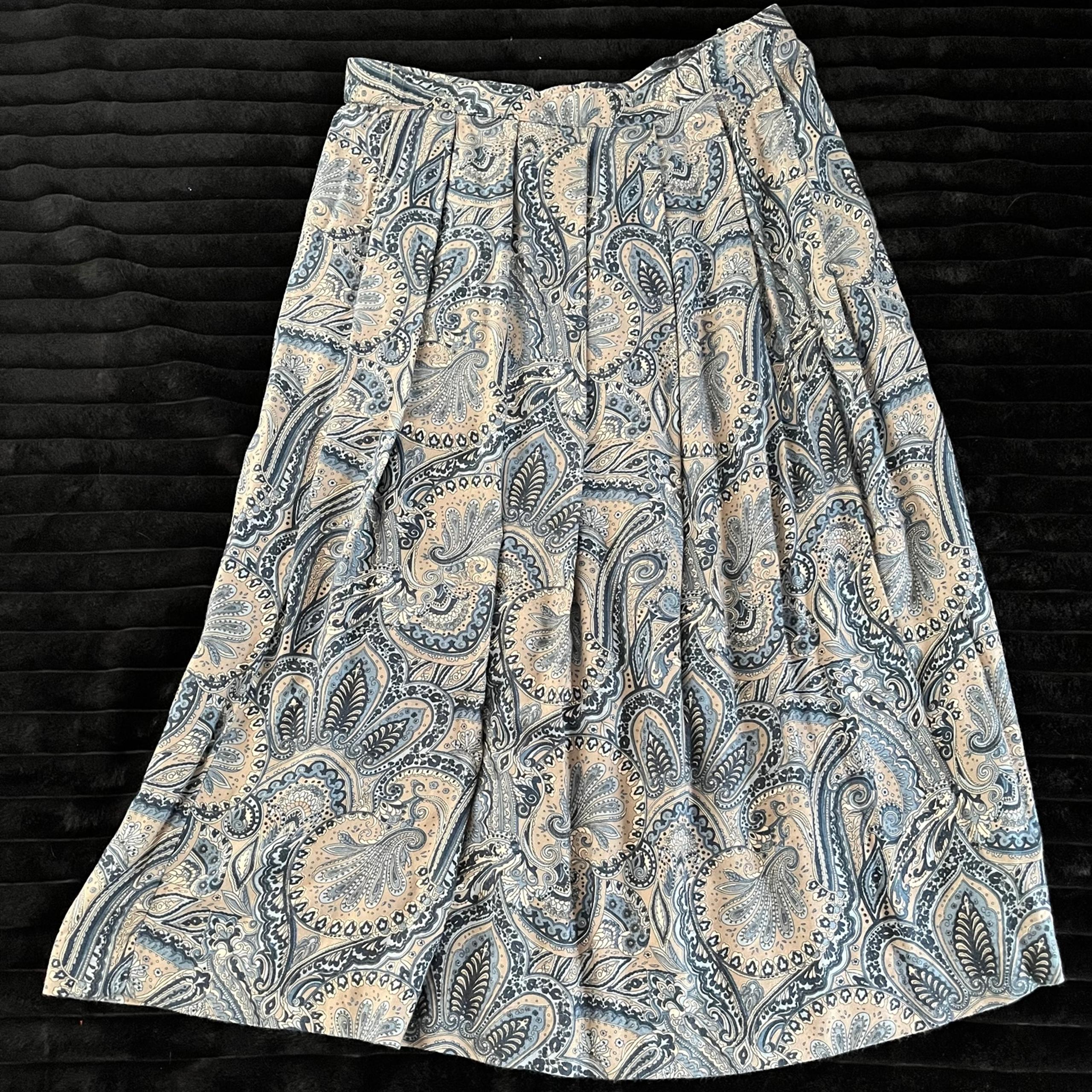 Koret pleated blue,gray long skirt skirted pockets button closure size 14 petite
