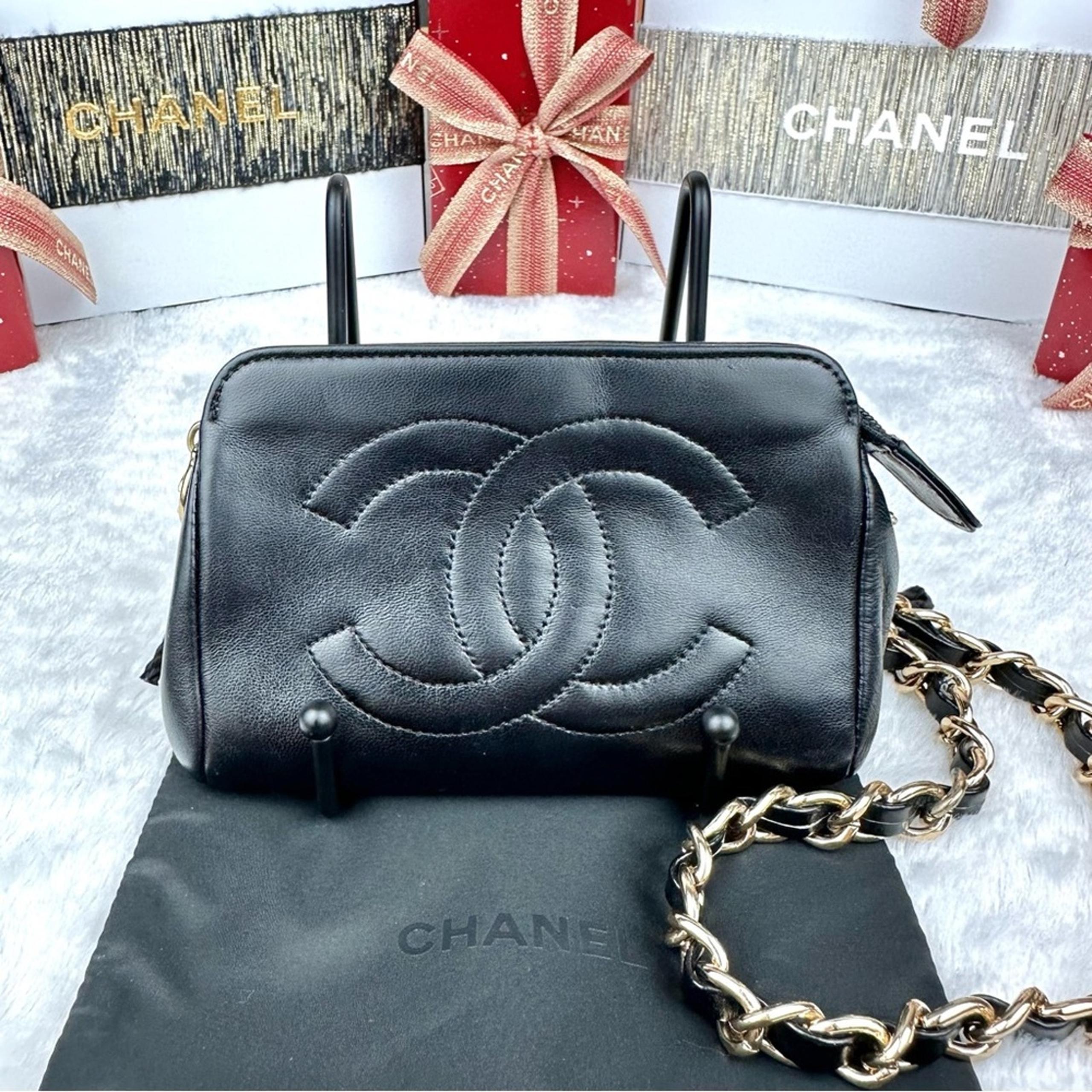 CHANEL Black leather mini pouch crossbody, fanny pack or bum bag