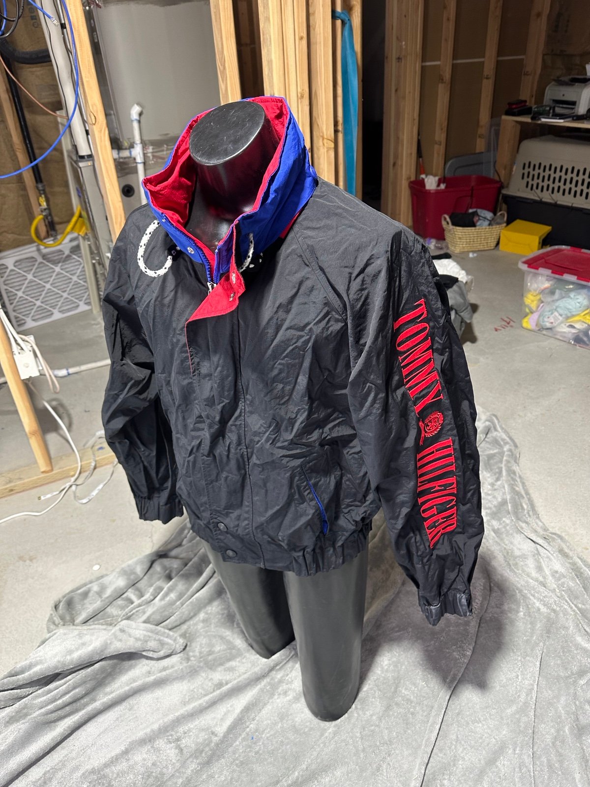 Tommy Hilfiger Vintage Windbreaker Jacket with Bold Logo Detailing Medium