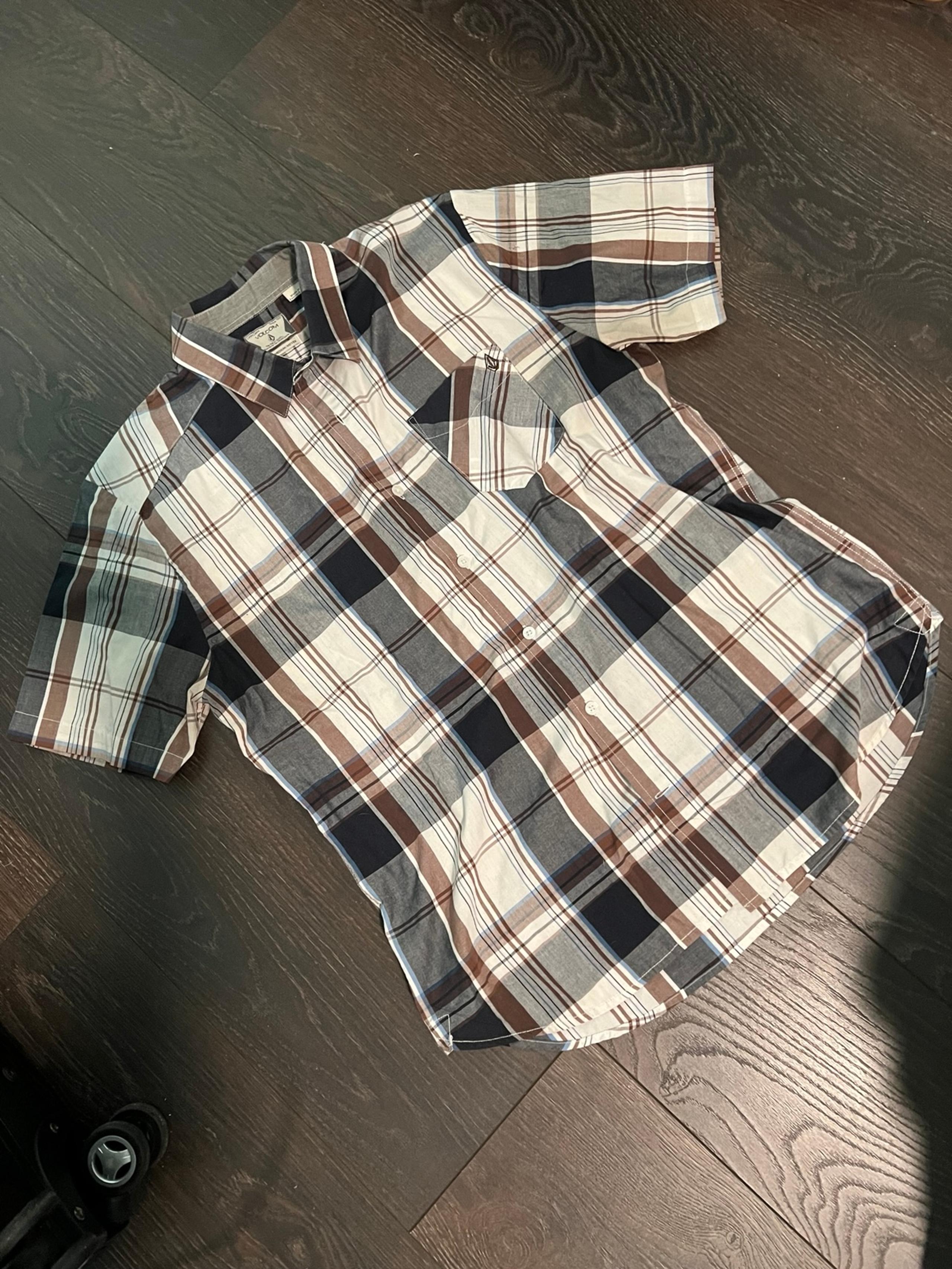 VOLCOM Plaid Brown Navy Plaid Short Sleeves Button Down Shirt