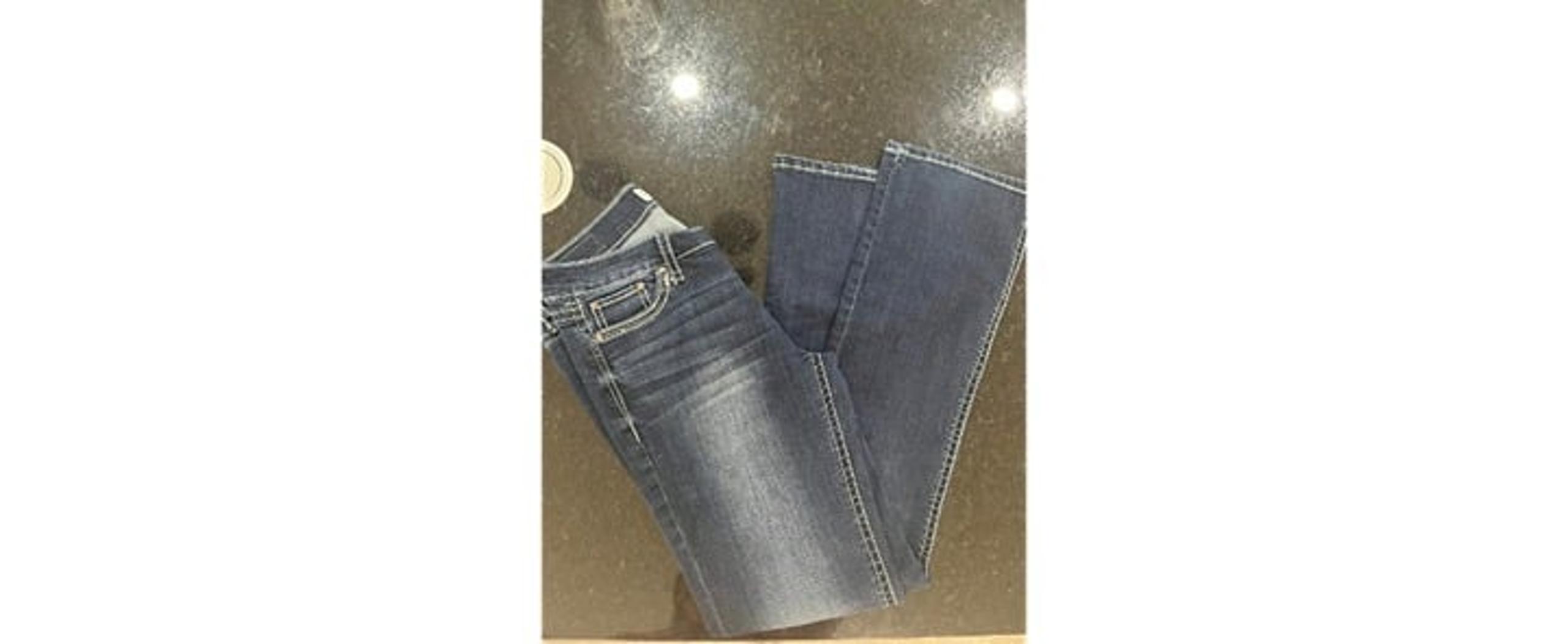 Women's Buckle Day Trip Flare Jeans Size 29 Long FREE SHIPPING