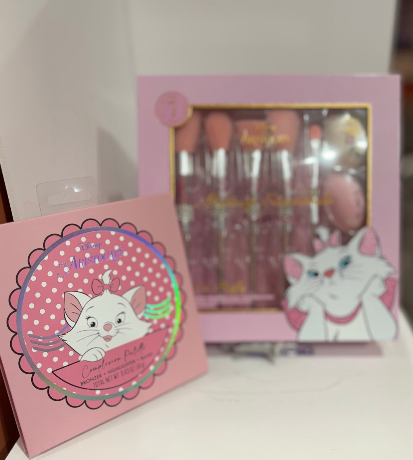 Disney Aristocrats Makeup essentials Brushes Collection w/Complexion Pallette.