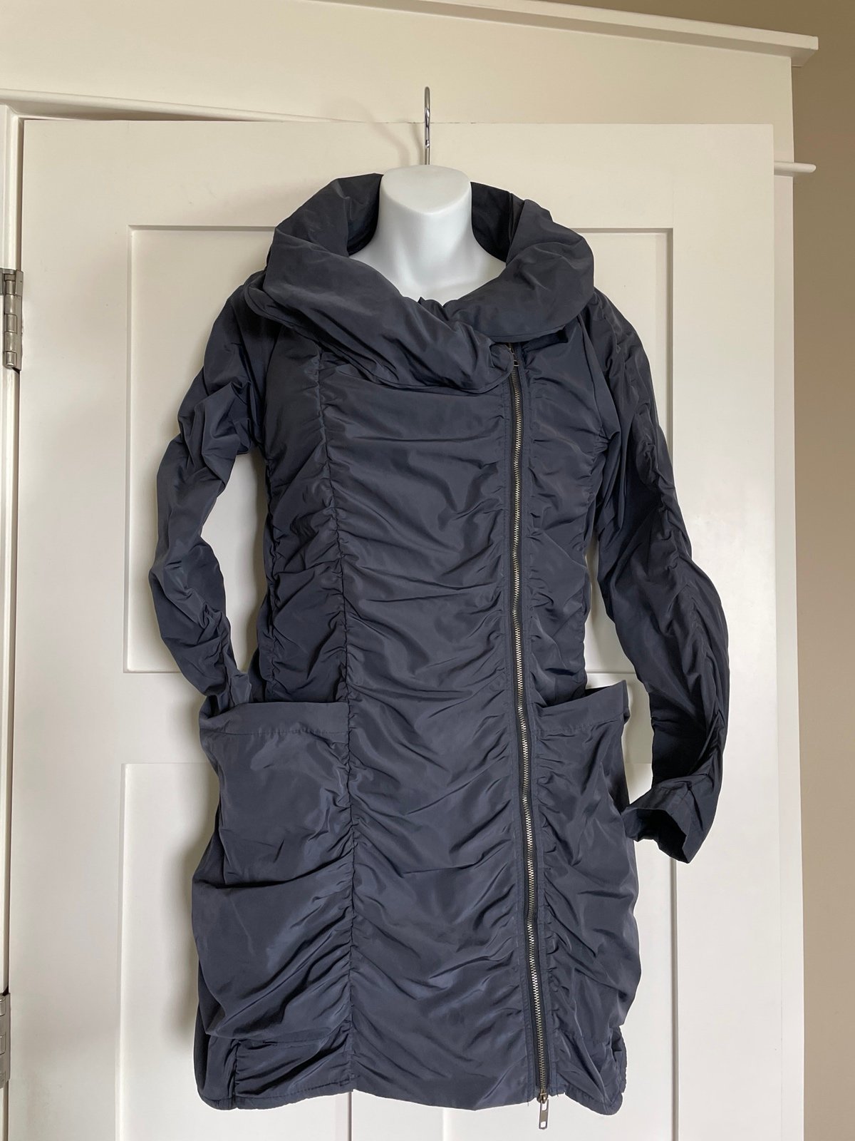 Sun Kim ‘Sydney’ Ruched Crinkle Offset Zippered Raincoat, XS Dk Gray.