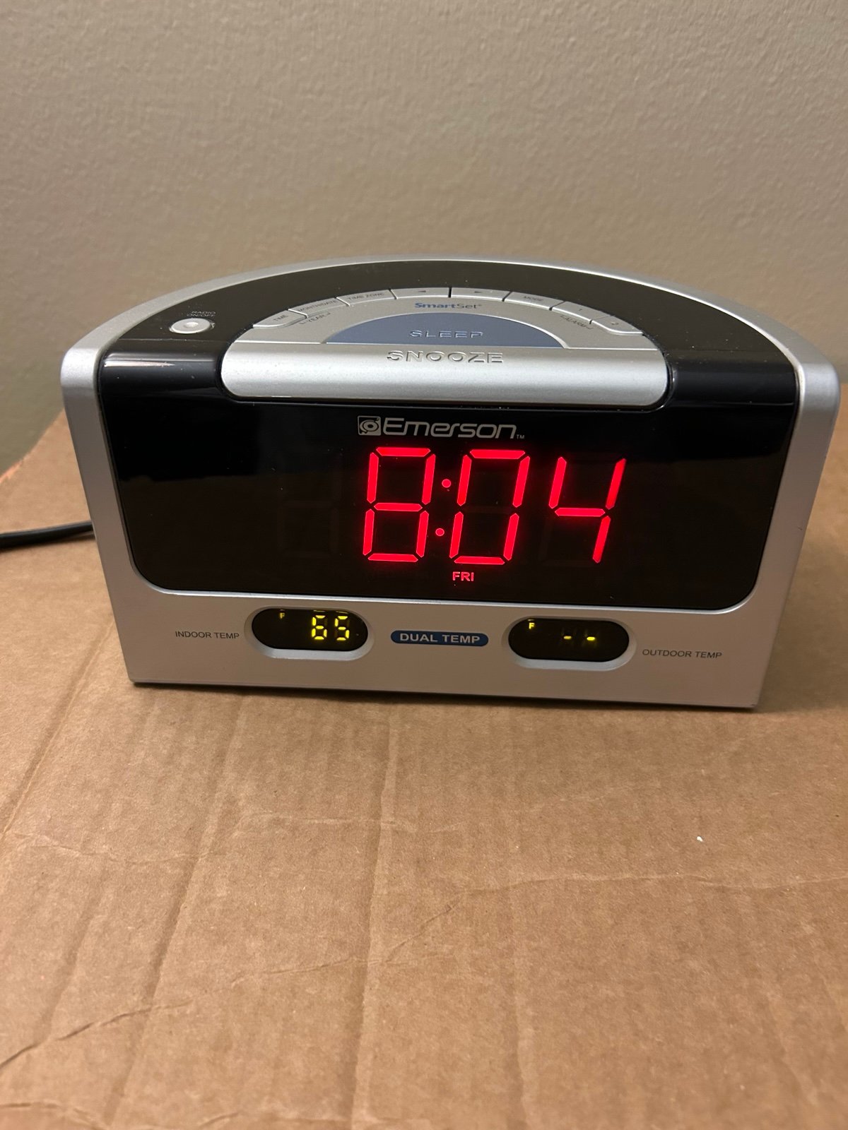 Emerson smart set dual alarm clock With Dual Temp model cks9005