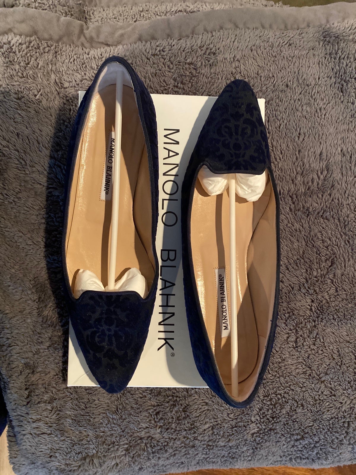 manolo blahnik navy flats