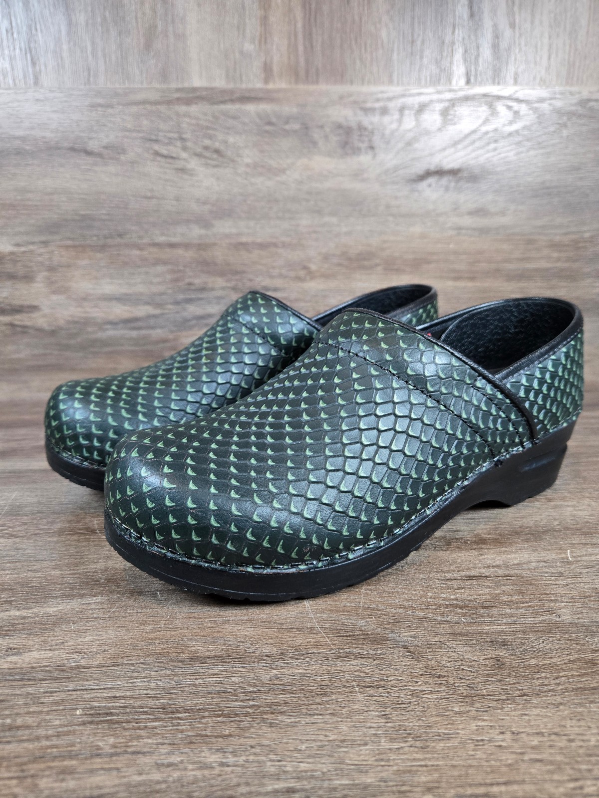 Sanita Comfort Professional Clogs Green Snake Print Slip On Shoes Sz 39 US