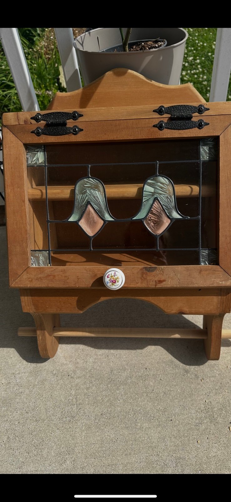 VINTAGE SPICE WOOD STORAGE TOWEL RACK CABINET FAUX STAINED GLASS DOOR 2 SHELVED.