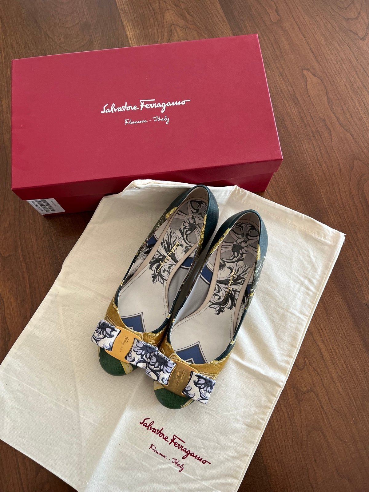 REDUCED PRICE! Ferragamo Vara pump in Unique Color Pattern
