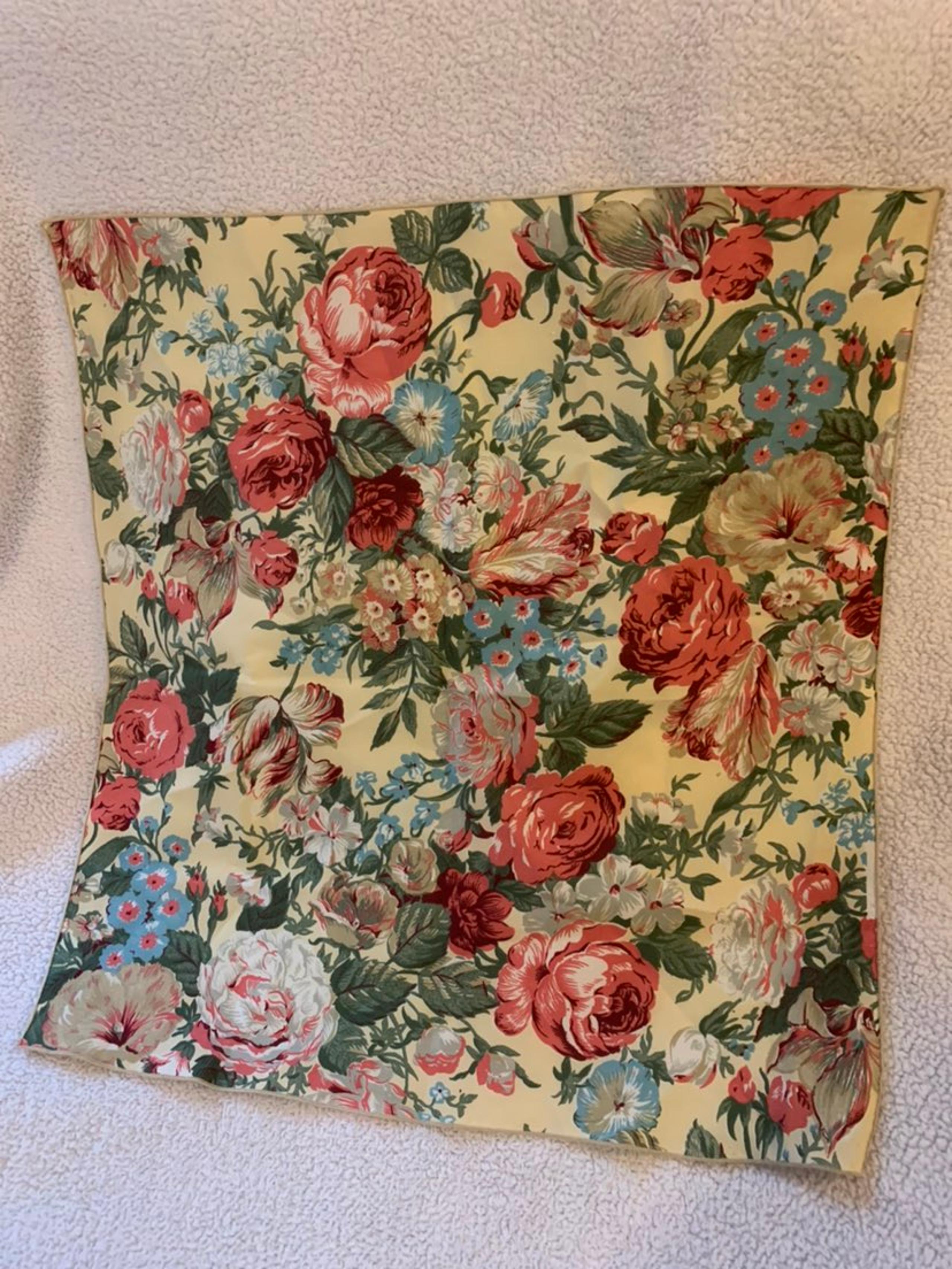 *** VINTAGE SCARF FLOWERS FLORAL COTTAGE CORE