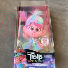 Trolls World Dreamworks Poppy Giggles and Signs Doll (Discontinued)