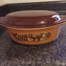 Vintage pyrex Old Orchard #043 1 1/2 qt.