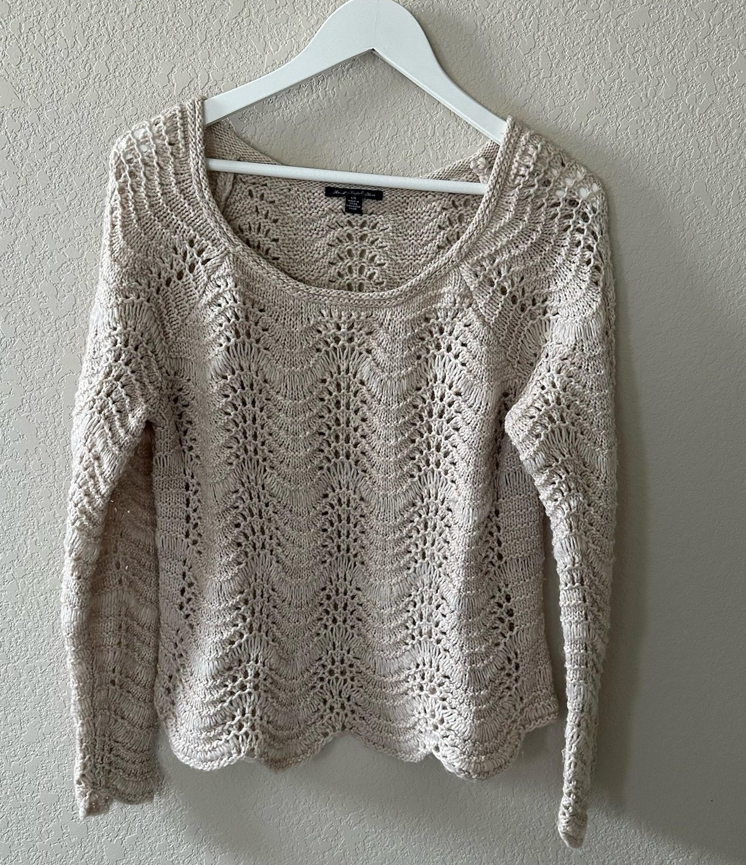 American Eagle Beige Color Sweater Size Large
