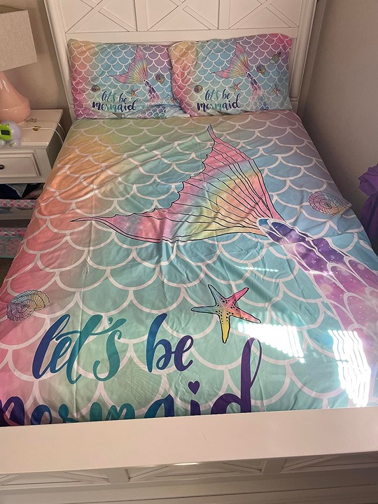 4Pcs Kids Fitted Sheet and Flat Set Rainbow Scales Mermaid Printed 1 + 2 Pillows