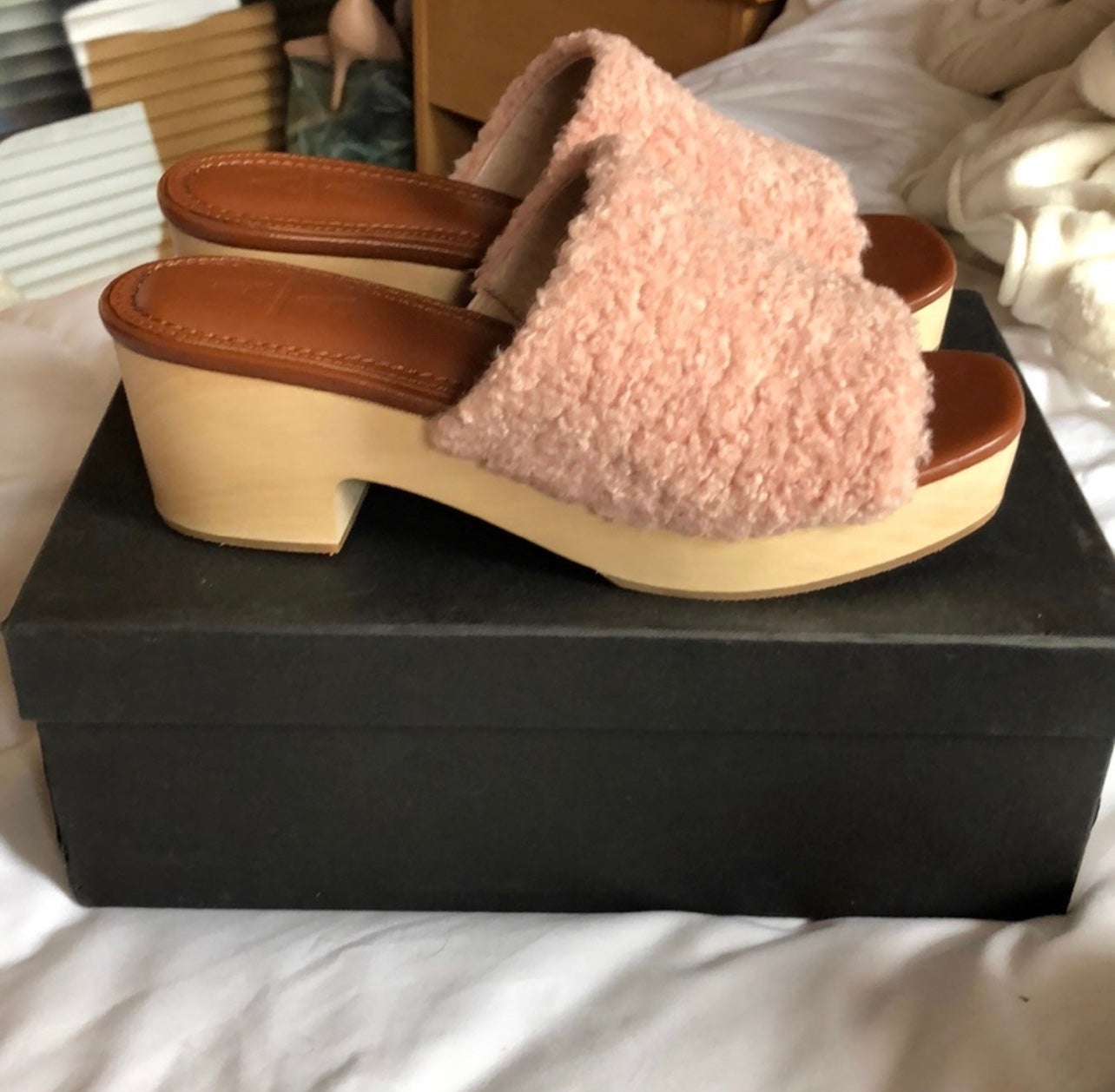 Aovera slip-on shearling clogs