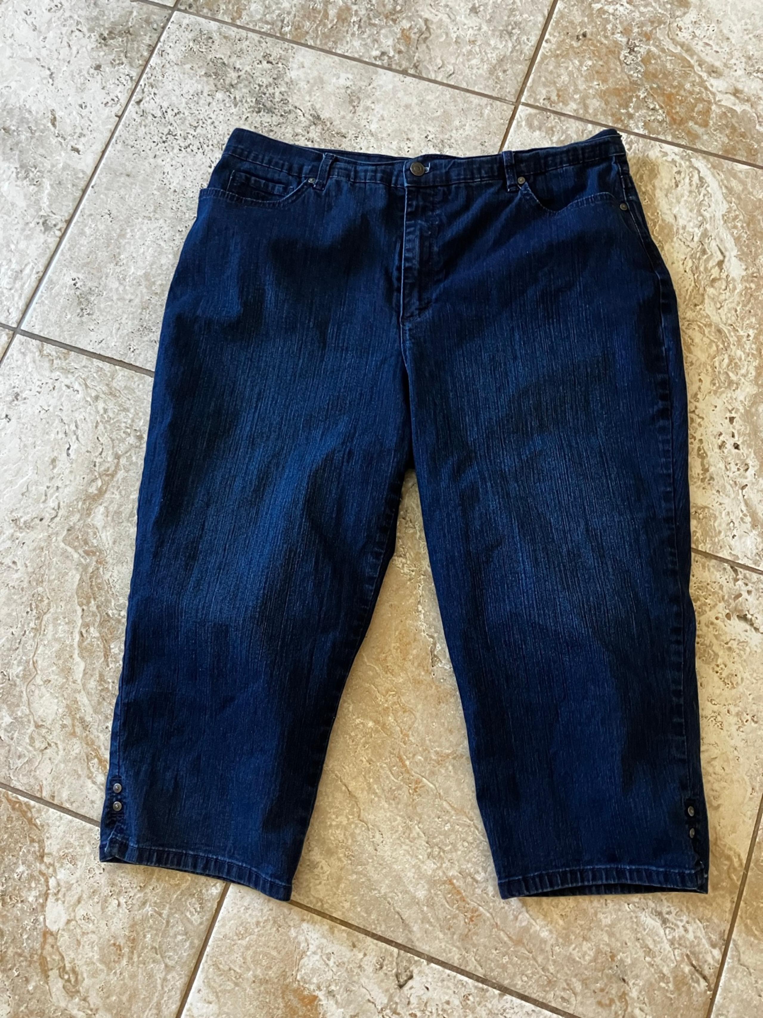 Gloria Vanderbilt size 18 Capri Denim Shorts with Slimming Effect