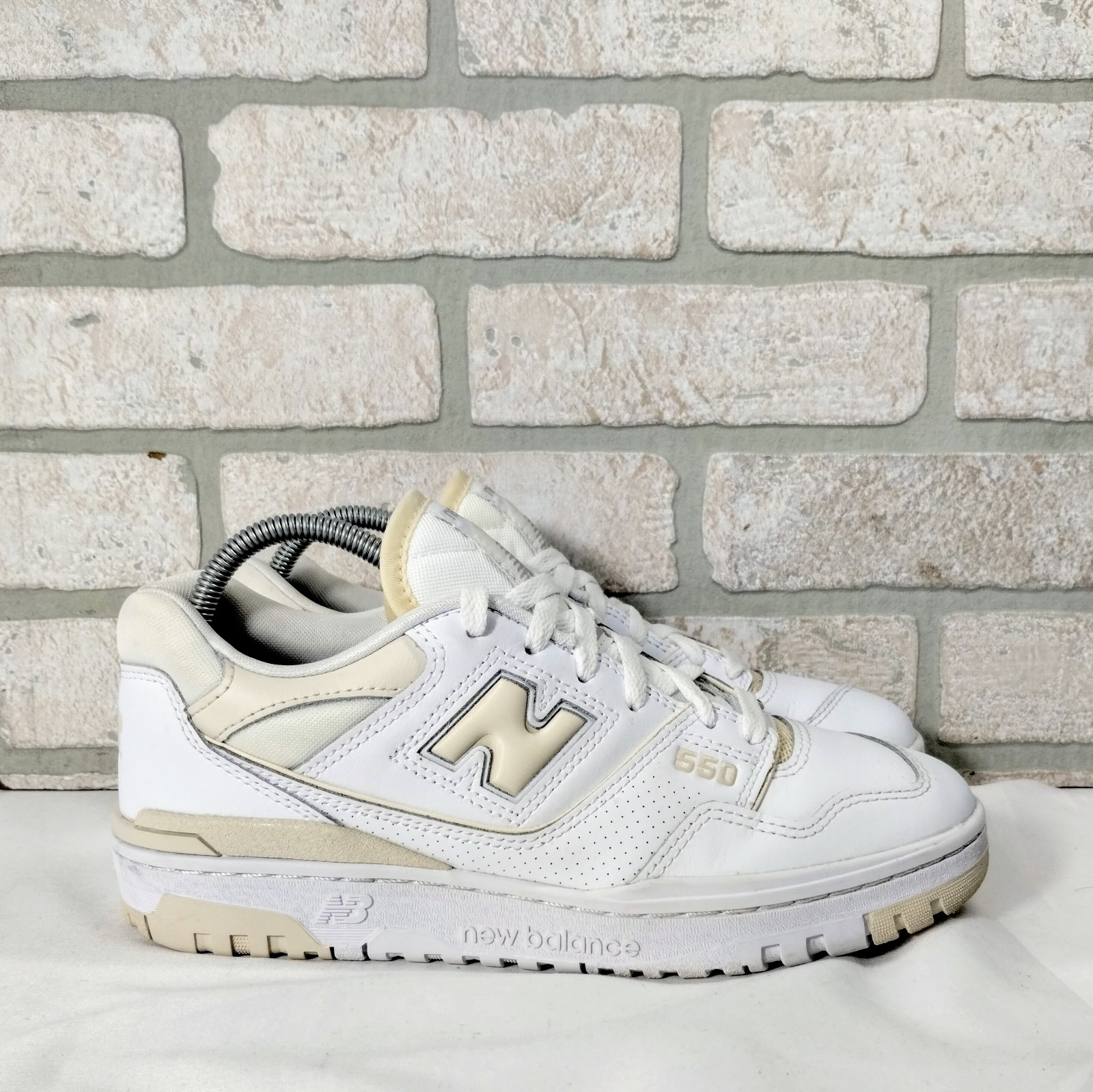 New Balance 550 Athletic Shoes Women 9 White Cream Casual Athleisure Retro EUC