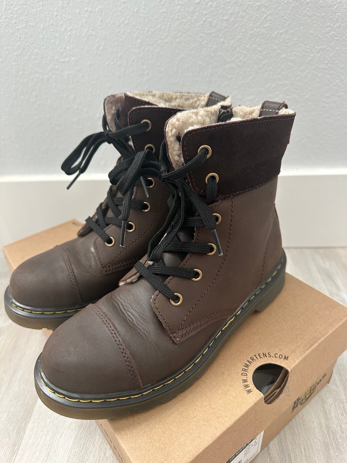 Dr. MARTENS WOMEN'S FUR LINED LACE UP BOOTS Dark Brown SIZE: 5