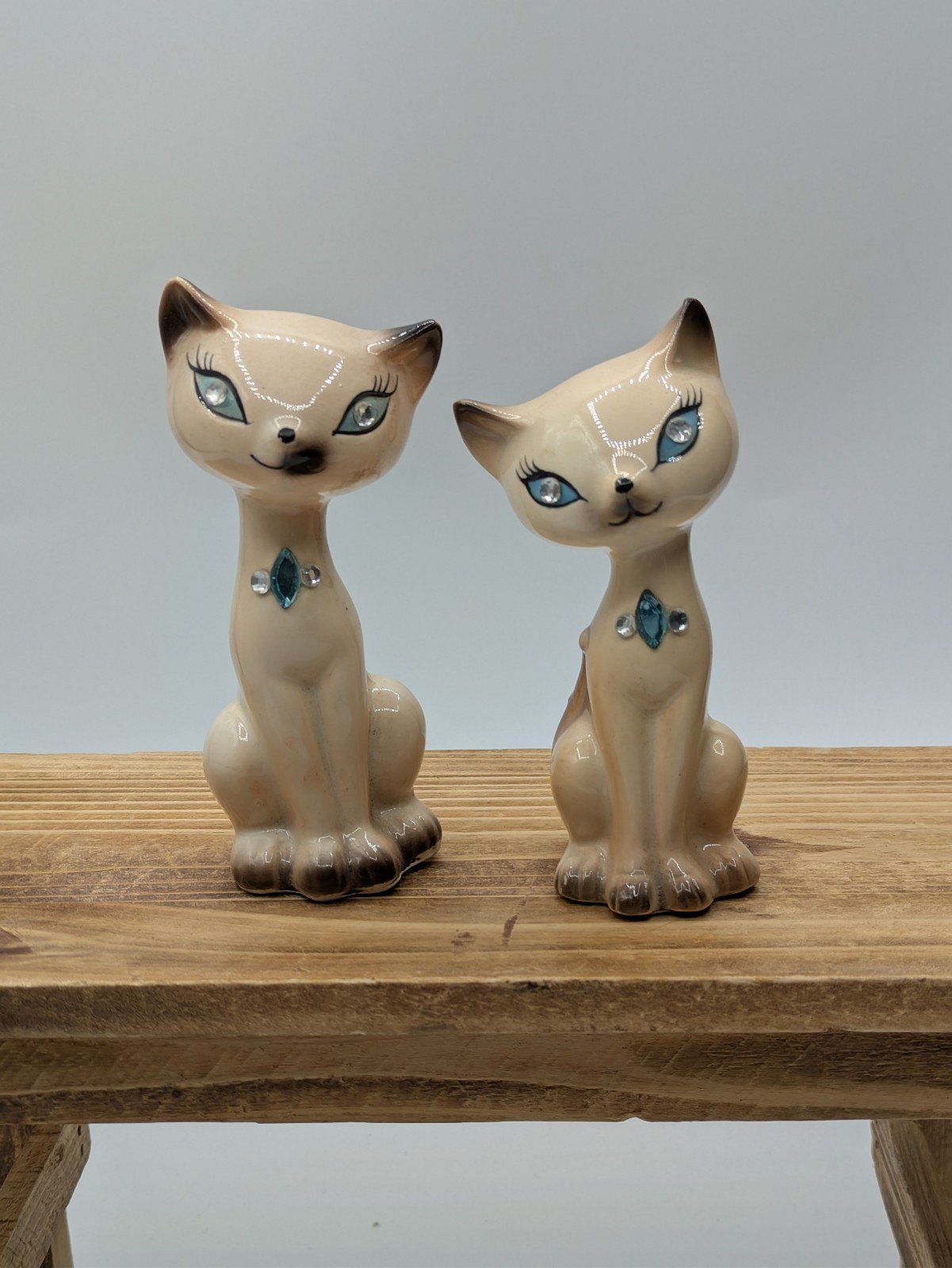 Salt and pepper shakers Siamese cats with blue eyes vintage