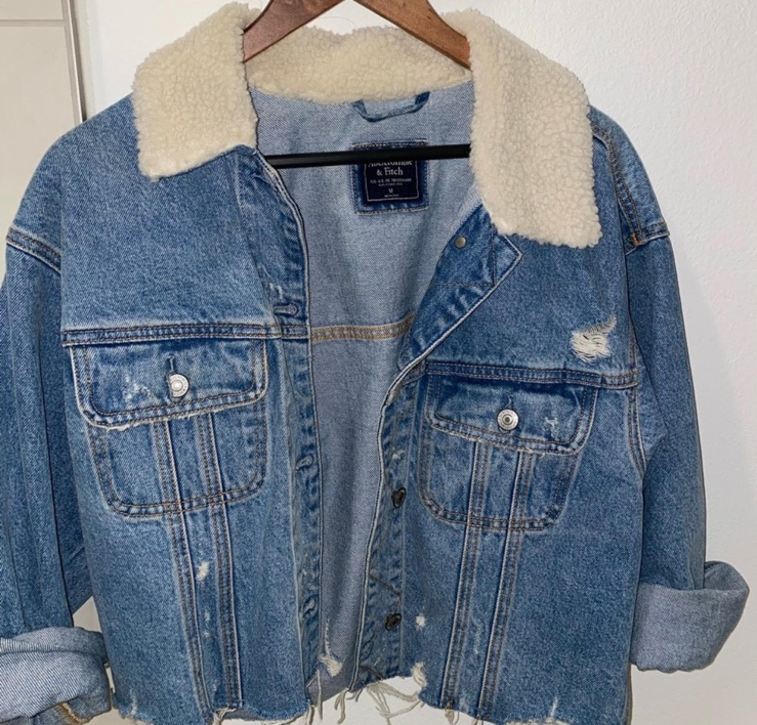 Abercrombie & Fitch Cropped Denim Jacket with Sherpa Collar Size M