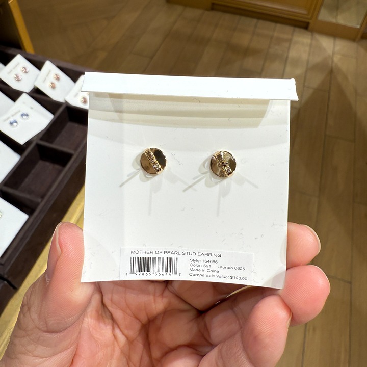 ピアス Tory Burch Mother of Pearl Stud Earring 164666 Tory Burch Mother of Pearl Stud Earring 164666