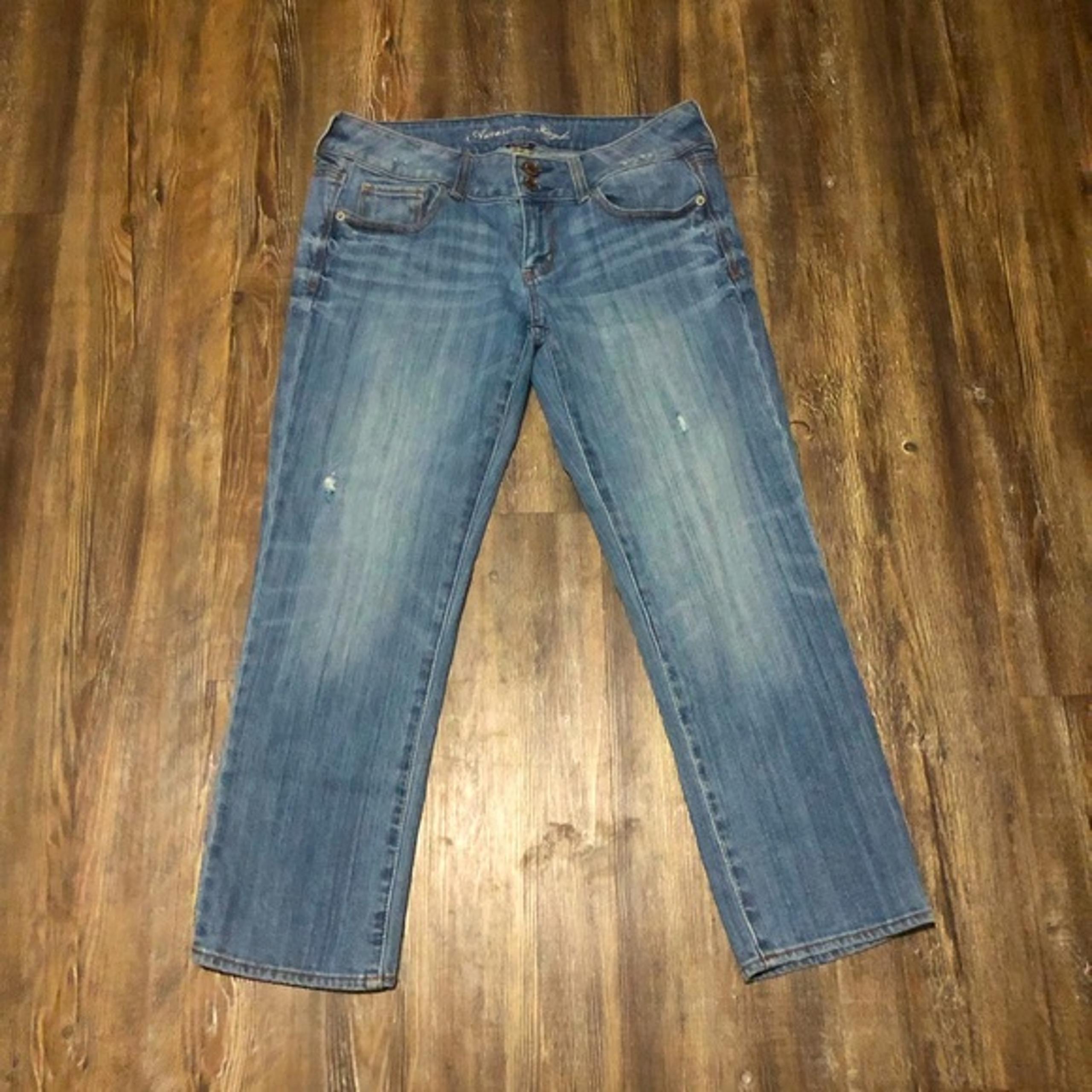 American Eagle Jeans Women's 8 Artist 2 Button Cropped Relaxed Light Wash Denim