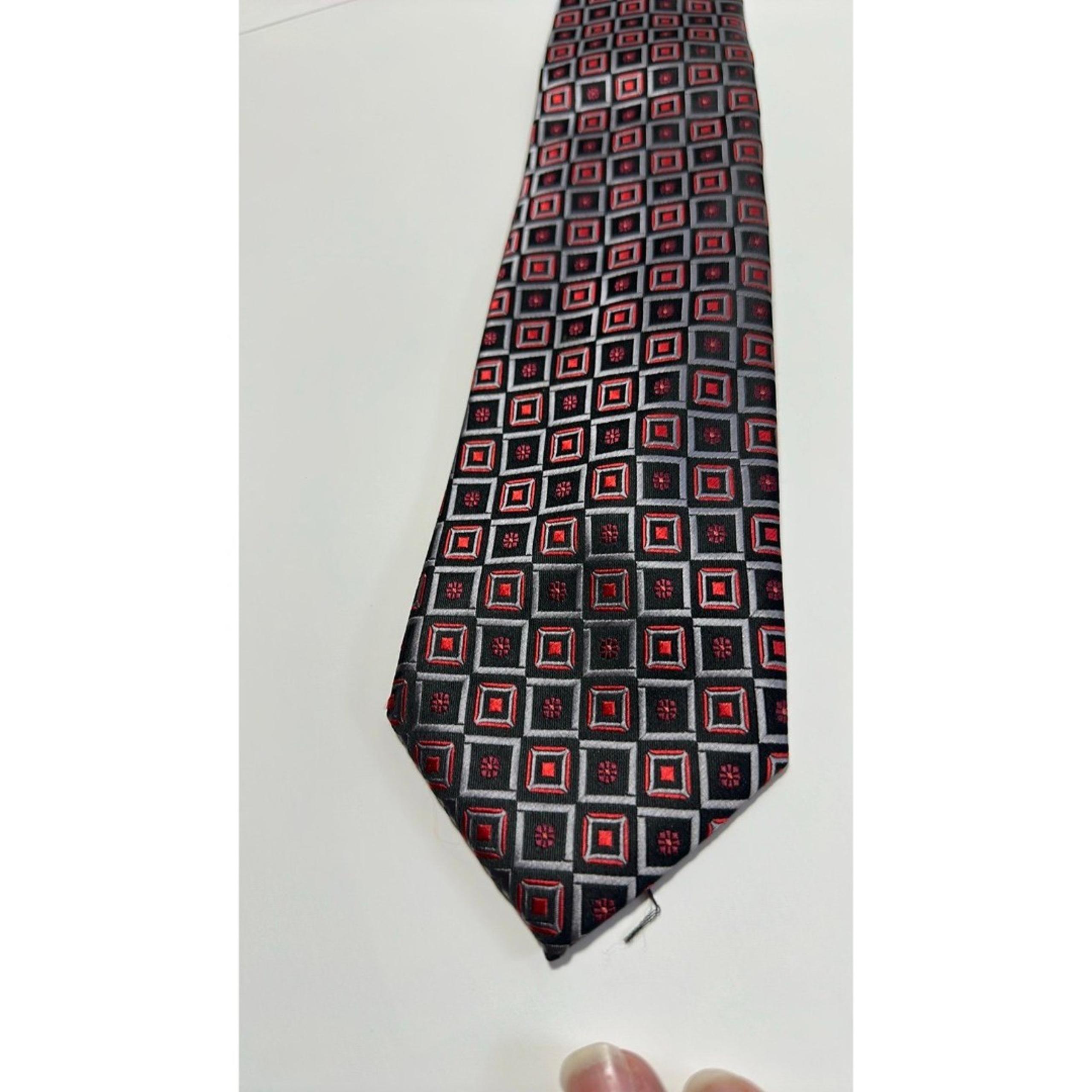 Alexander Julian tie red and black