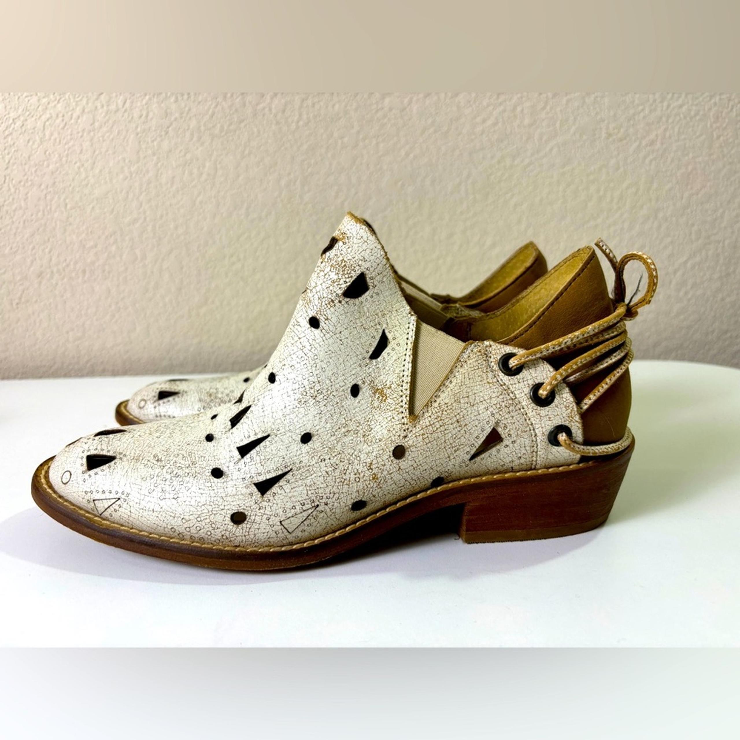 Musse & Cloud Coolise Leather Perforated Laced Western Style Ankle Booties 9