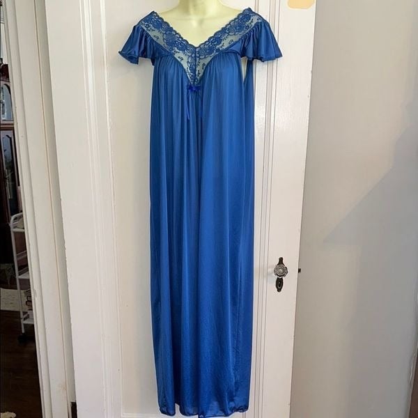 Vintage Miss Elaine blue long nylon nightgown with short flutter sleeves & lace