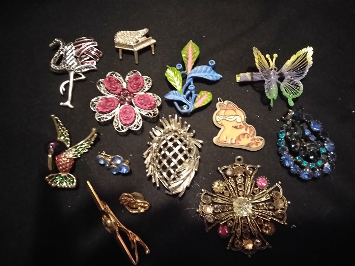 Lot of vintage jewelry
