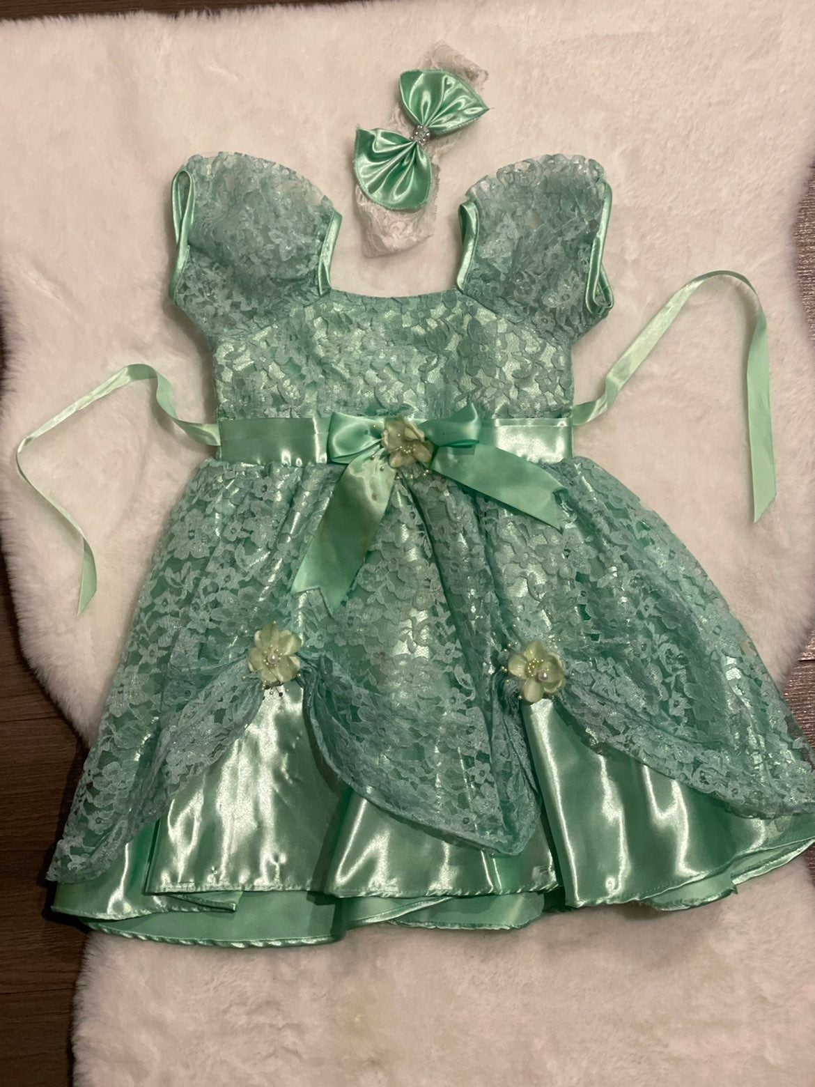 2 beautiful toddler dresses BUNDLE with the matching hair bows set!