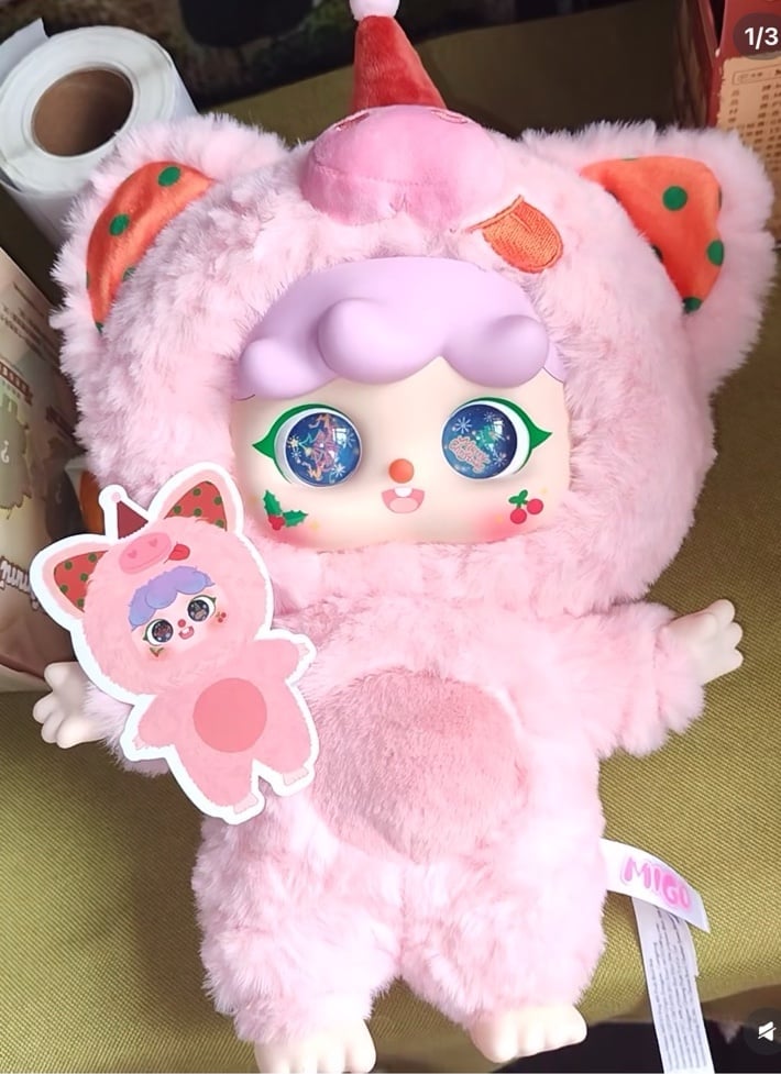 MIGO 400% Baby Three Give Yourself A Hug Plush Series - Piggy