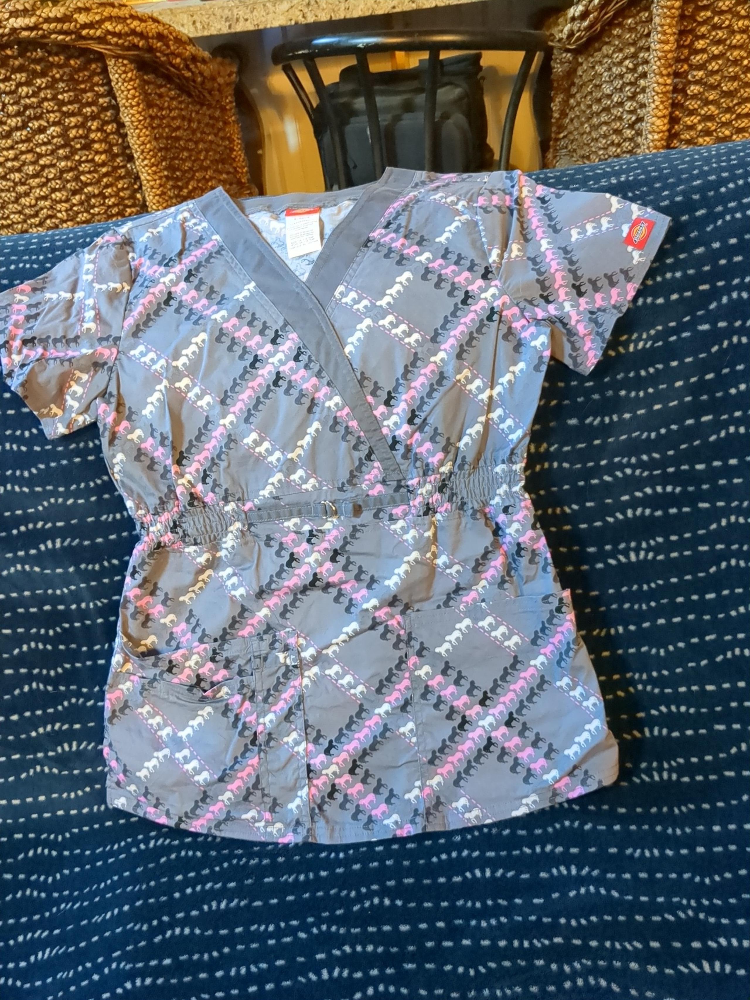 New Dickies gray women's checkered diamond horse design scrub top size small
