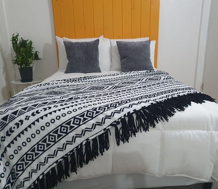 Throw Blanket - Black and White Decorative Blankets with Tassel, 50 * 60, Black