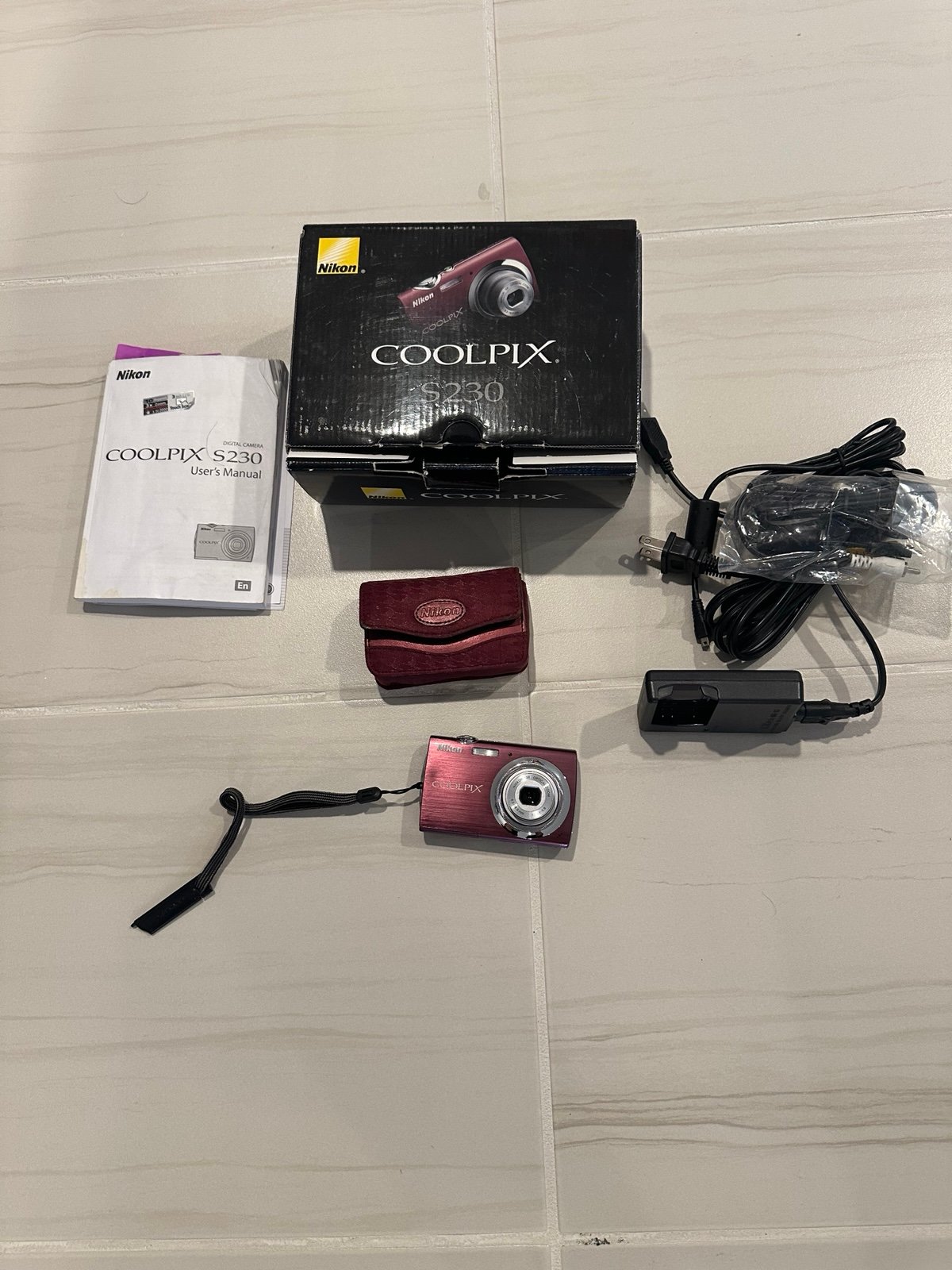 Nikon CoolPix S230 Camera 10MP, 3x Zoom, Works/Tested, W/Charger, Battery, Case