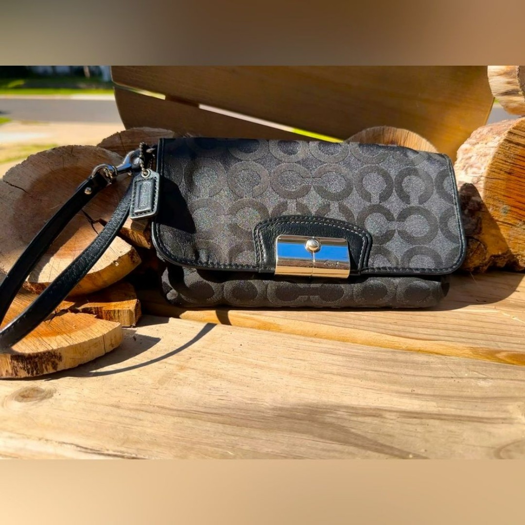 Coach Kristin Pop Art Signature Wristlet Clutch Black in EUC